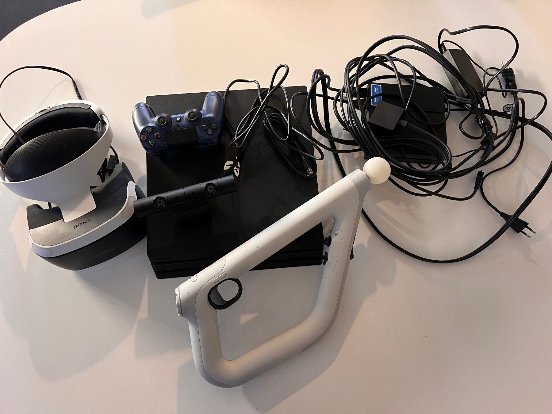 Sony Console: PS4 Pro mit VR Brille, Camera, 2 Controller, Aim Controller – Usato da Meilen venduto da remitrom