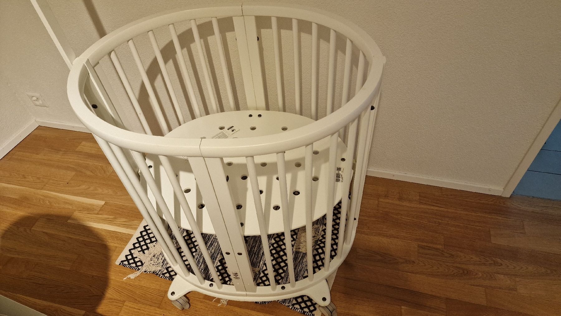 Stokke Letti: Stokke Mini weiss mit unbenutzter Matratze – Usato da Dübendorf venduto da xhe_rgc7 3