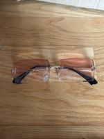 Sonnenbrille mit rosa Gläsern