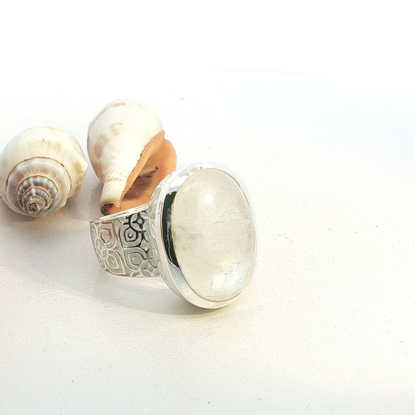 Olga Ribler Anelli: Statement Ornament Ring mit Regenbogen-Mondstein Gr 59 – Nuovo (secondo la descrizione) da Luzern venduto da Schmuckoutlet 1