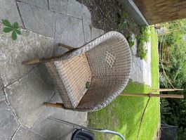 Korbstühle mit bequemen Kissen