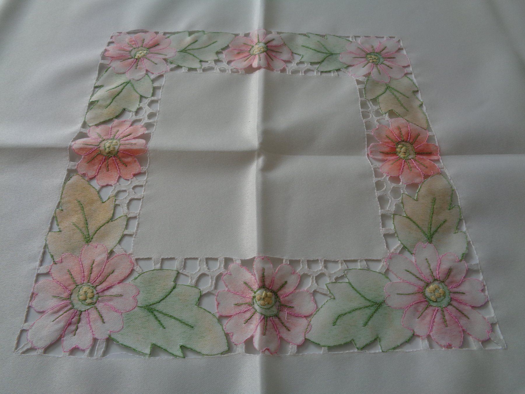 Sonstige Tischwäsche: Tischdecke Mitteldecke Blumen, durchbrochen, 85 x 85 cm – Gebraucht aus Wiesendangen von Gullfoss 5