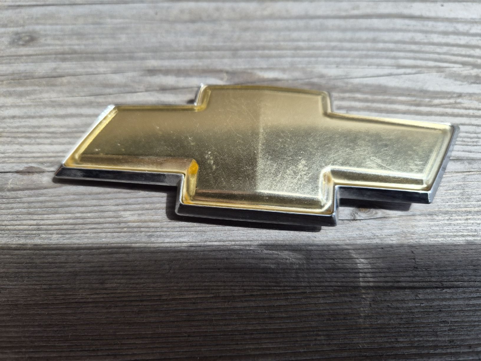 Chevrolet Tutti pezzi di ricambio auto: Chevrolet Emblem, goldfarbig, Original  – Usato da Welschenrohr venduto da Fenn-60