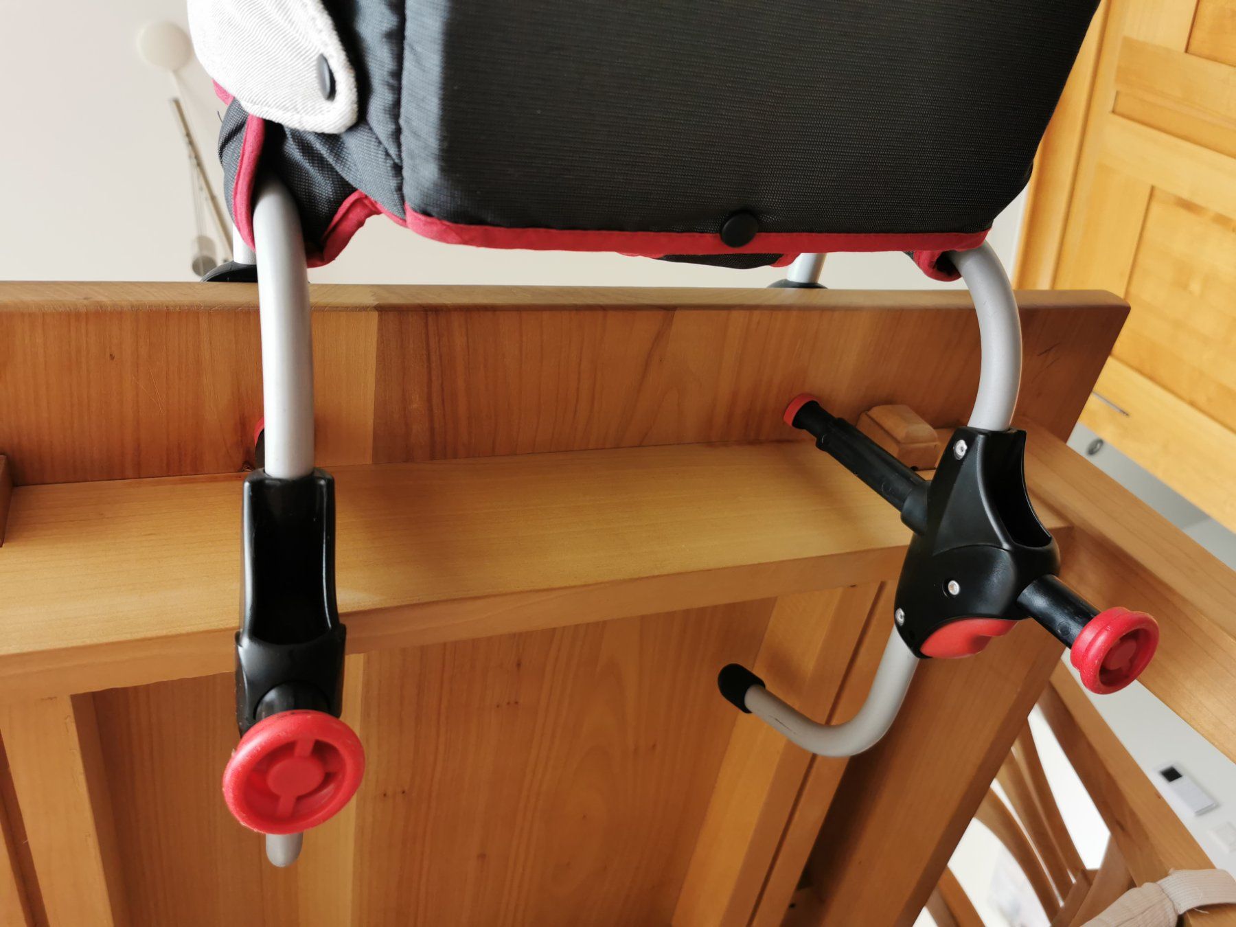 Chicco Hochstühle: Chicco Kinder-Tischsitz gebraucht – Gebraucht aus Hittnau von Pipo50ol 2