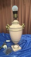 Tischlampe Porzellan rosa mit Widderkopf antik