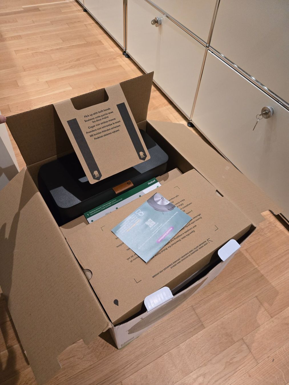 Irobot Staubsauger & Zubehör: iRobot Roomba Combo j7+ Saug-/Wischroboter mit Absaugstation – Gebraucht aus Basel von noah27 4