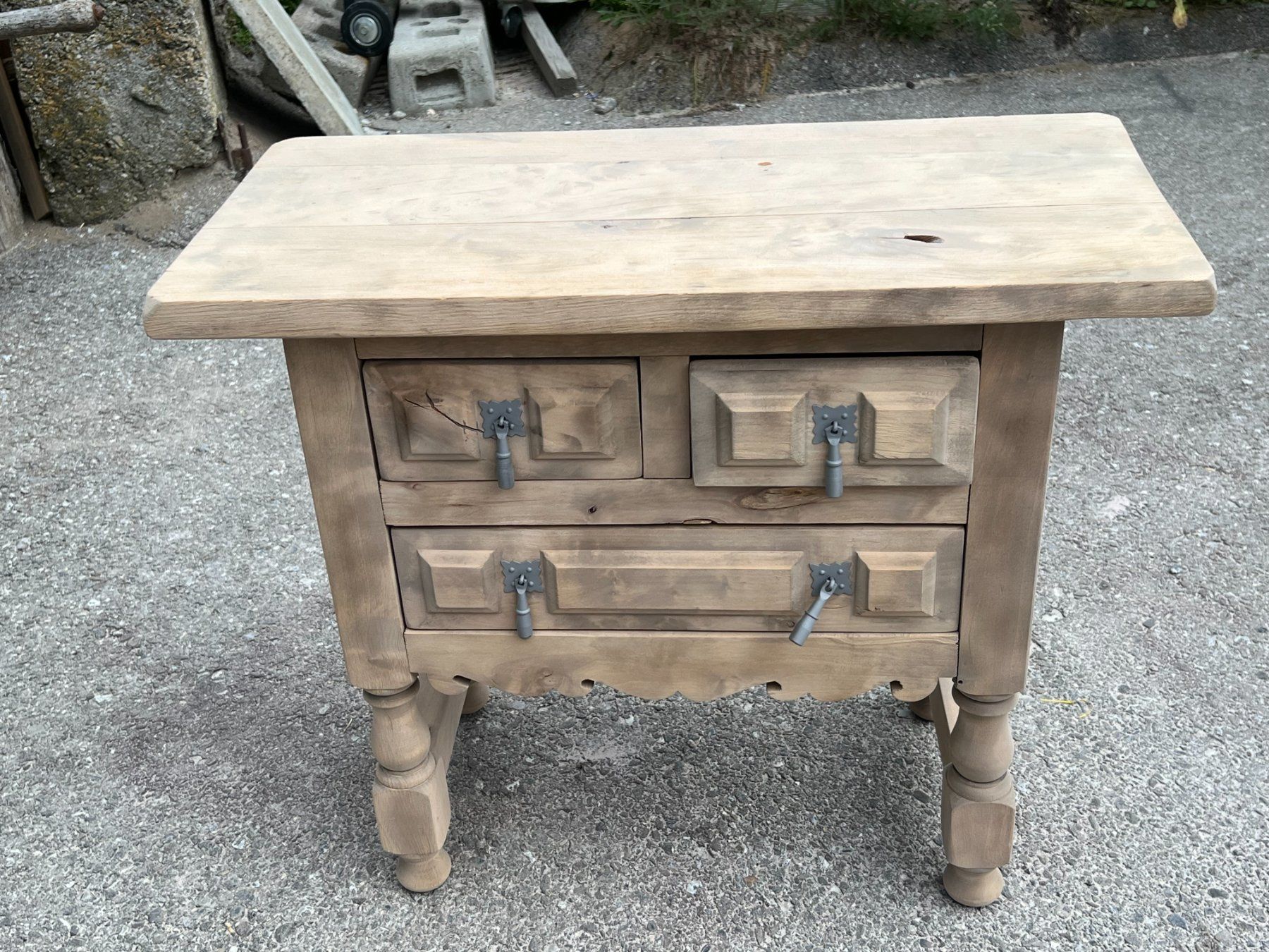 Kommoden: ART 1116-J Petit meuble espagnol sablé – Gebraucht aus Pont-La-Ville von BCMGLEAL