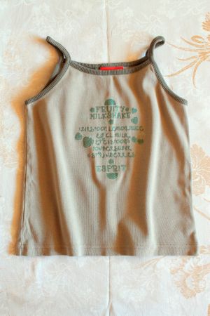 Esprit * TOP mit Glitzerdruck Oliv  134/140  neuwertig
