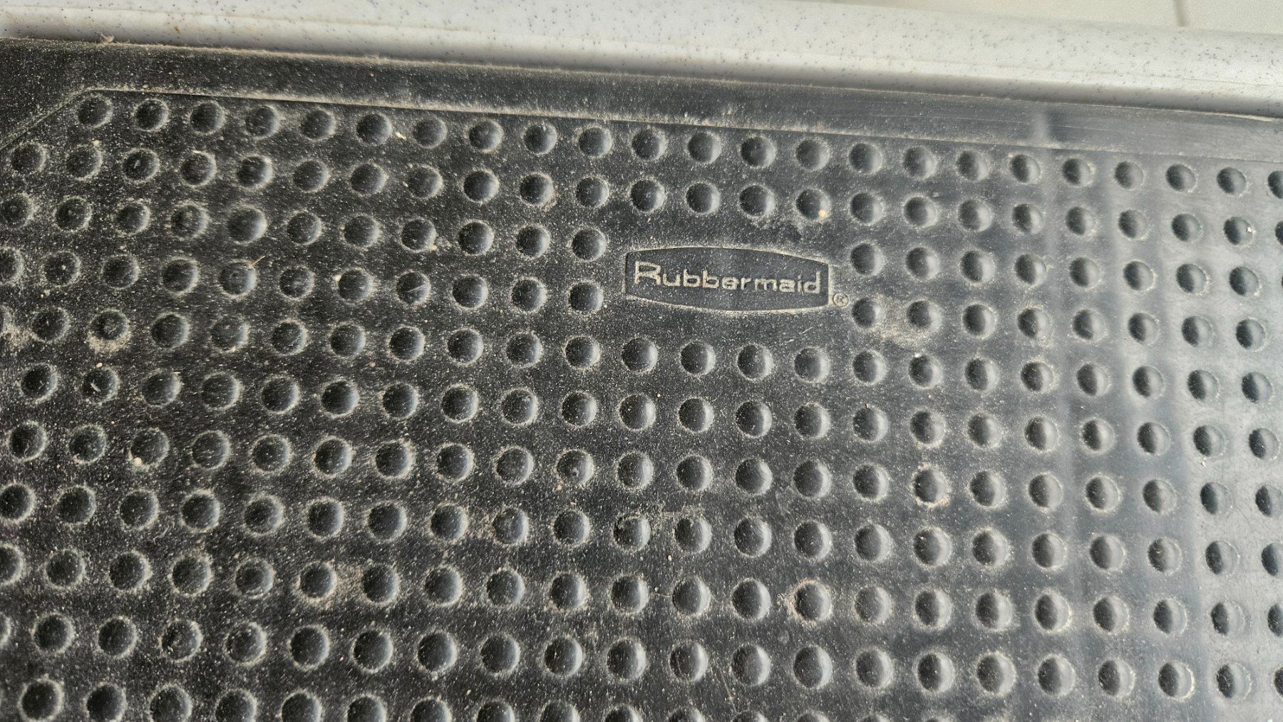 Sgabelli: Sgabello in plastica con contenitore Rubbermaid grigio – Usato da Melano venduto da H-Sara 1