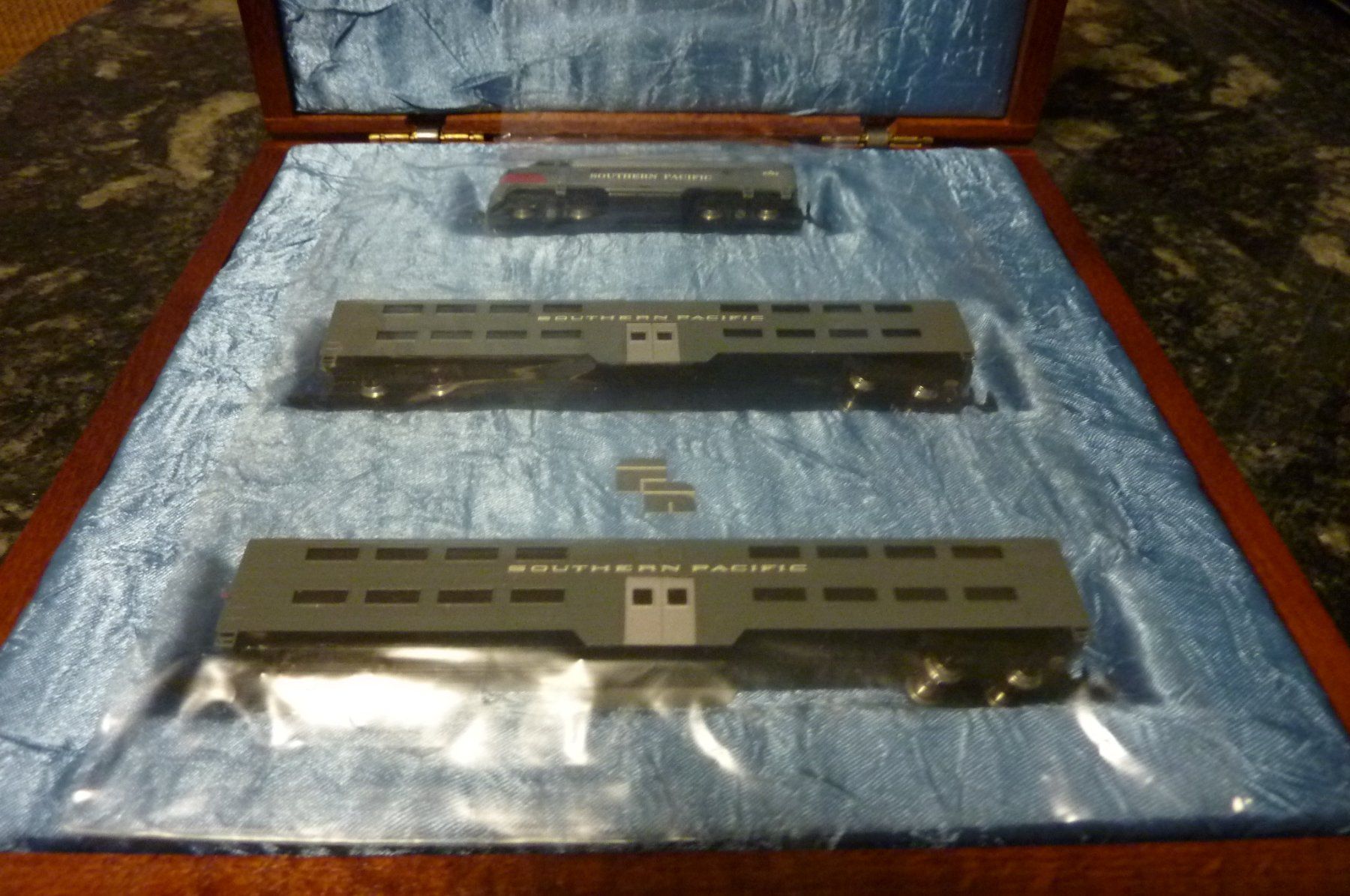 Freudenreich Feinwerktechnik Modellini di ferrovie: SPUR Z  FREUDENREICH SOUTHERN PACIFIC GRAU SET – Nuovo (secondo la descrizione) da Uznach venduto da train50 2