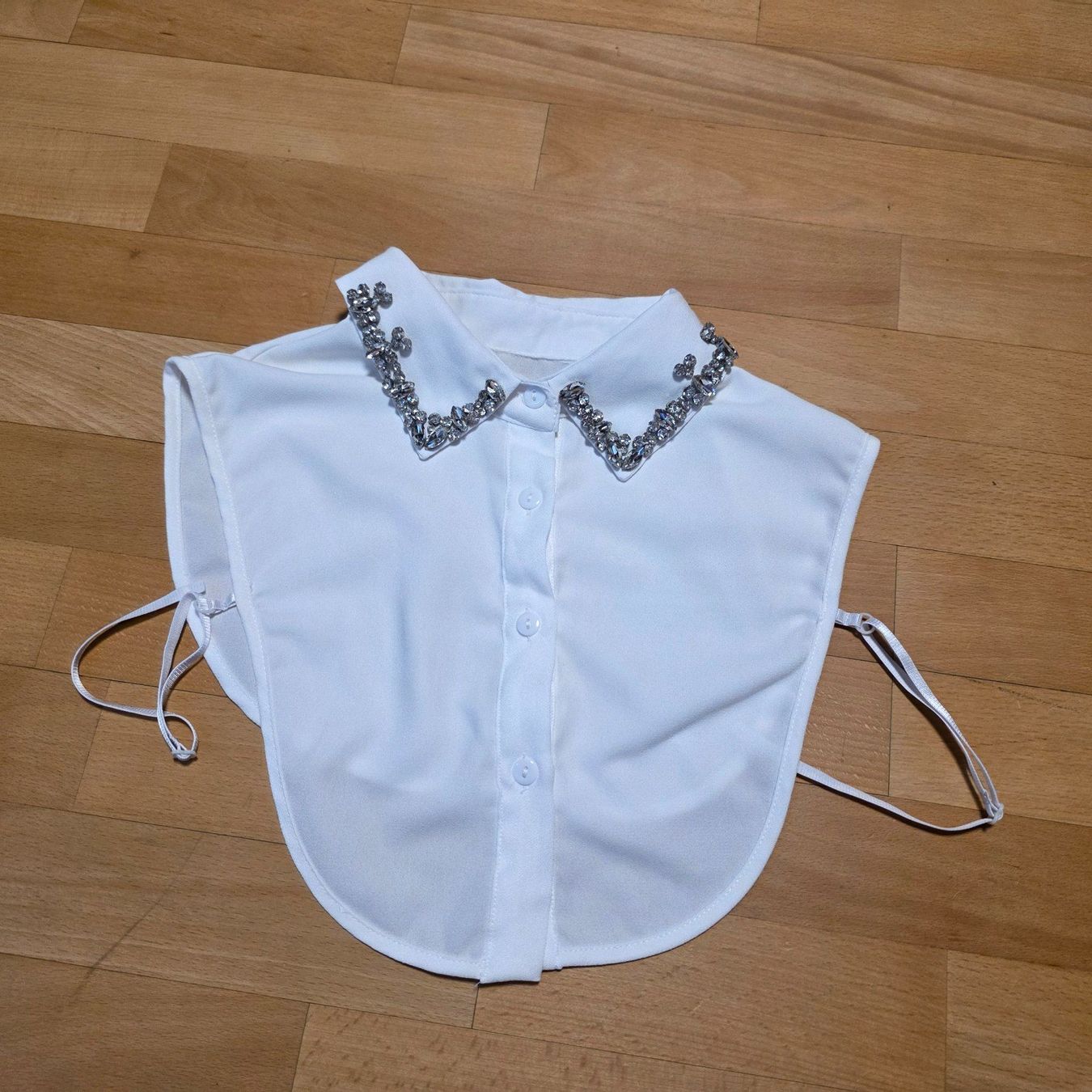 Tops: Zierkragen weiß mit Strass one size – Gebraucht aus Wald ZH von CapLux