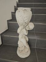 Gartenfigur Putto mit Vase aus Stein gebraucht