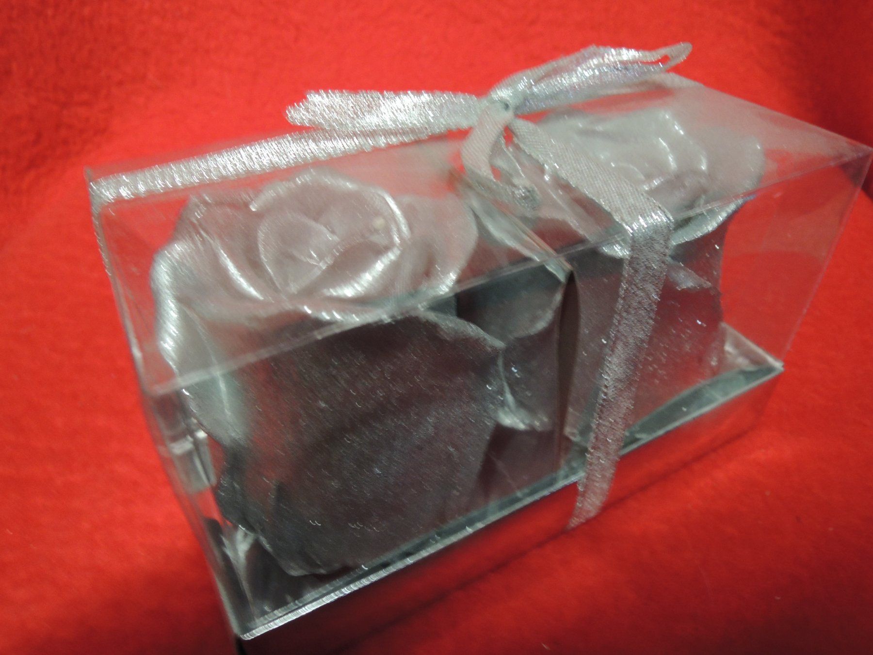 Candele: zwei silberne Rosen Kerzen NEU – Nuovo e nell'imballaggio originale da Uznach venduto da rut_xrx5 1