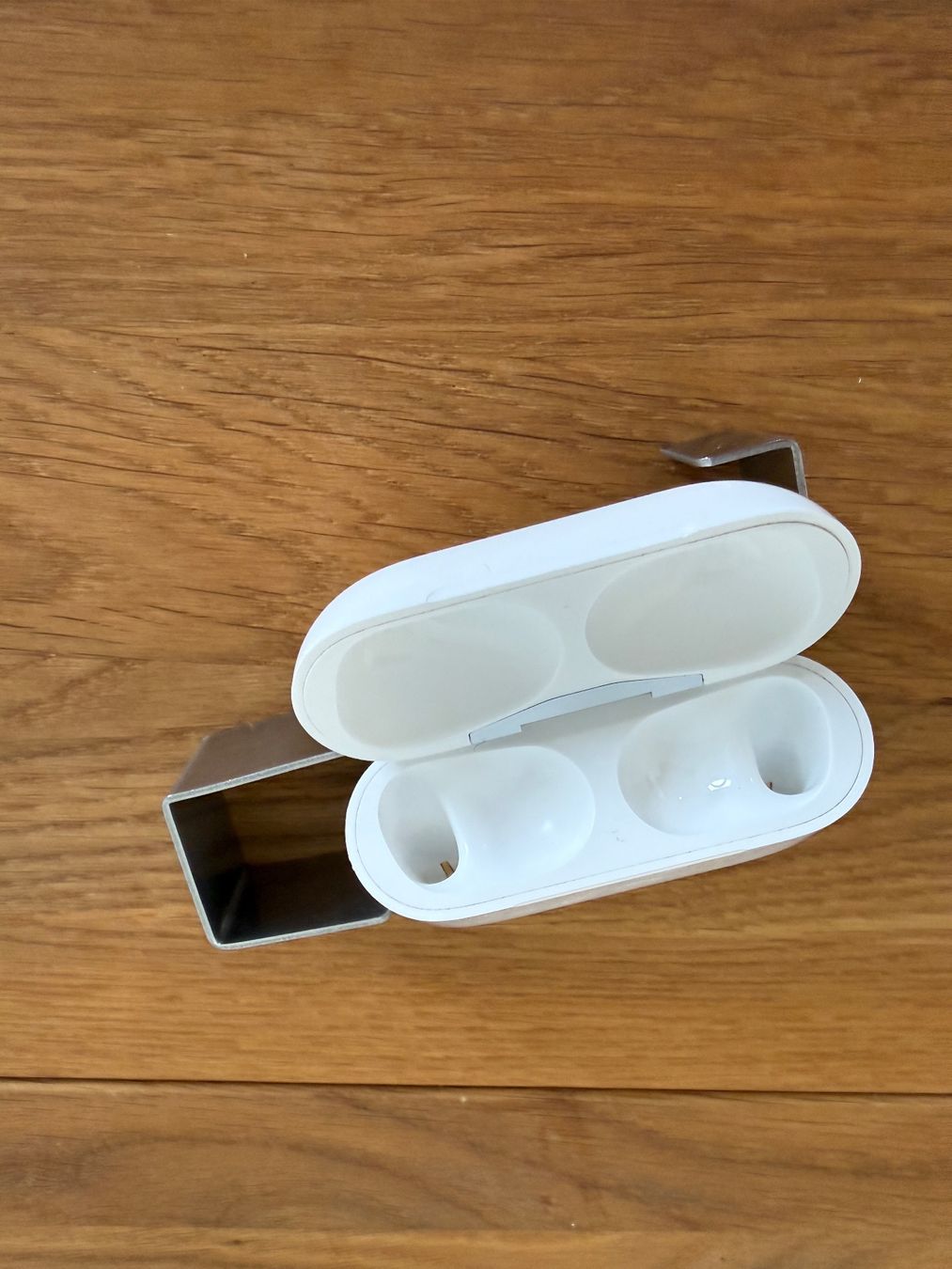 Apple Cuffie: APPLE AirPods Pro 2 Charging Case – Usato da Lausanne venduto da Nine1982 2