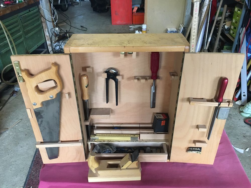 Petite armoire avec divers outils Kaufen auf Ricardo