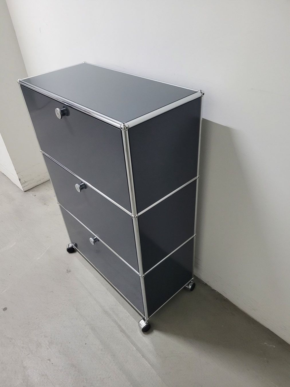 USM Scaffali: USM Anthrazit mit Rollen (Preis VB) – Usato da Zürich venduto da LUXUS2020 1