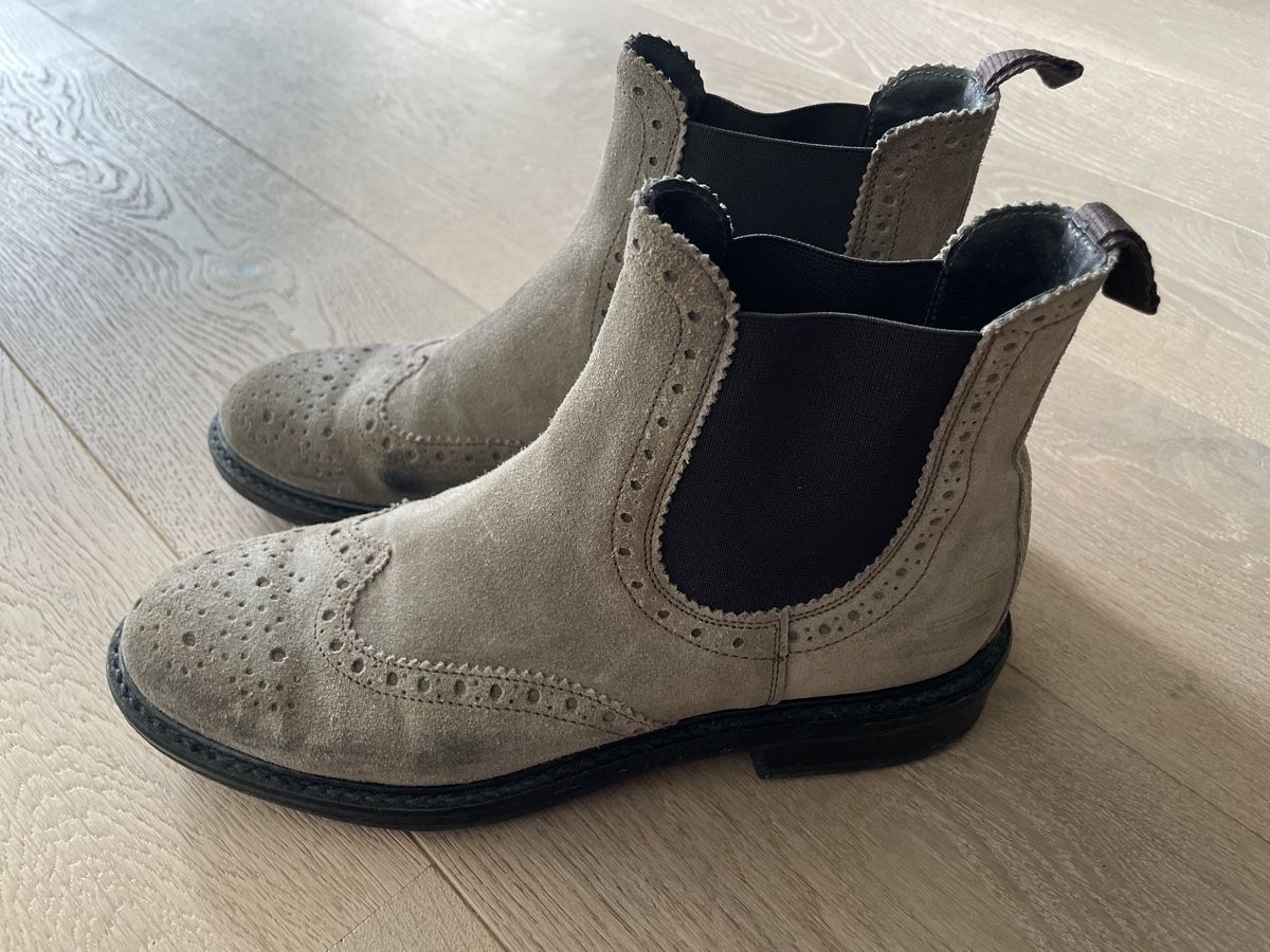 Scarpe da donna: Graue Wildleder-Stiefeletten Grösse 39 – Nuovo (secondo la descrizione) da Uster venduto da fas_q2ft 2