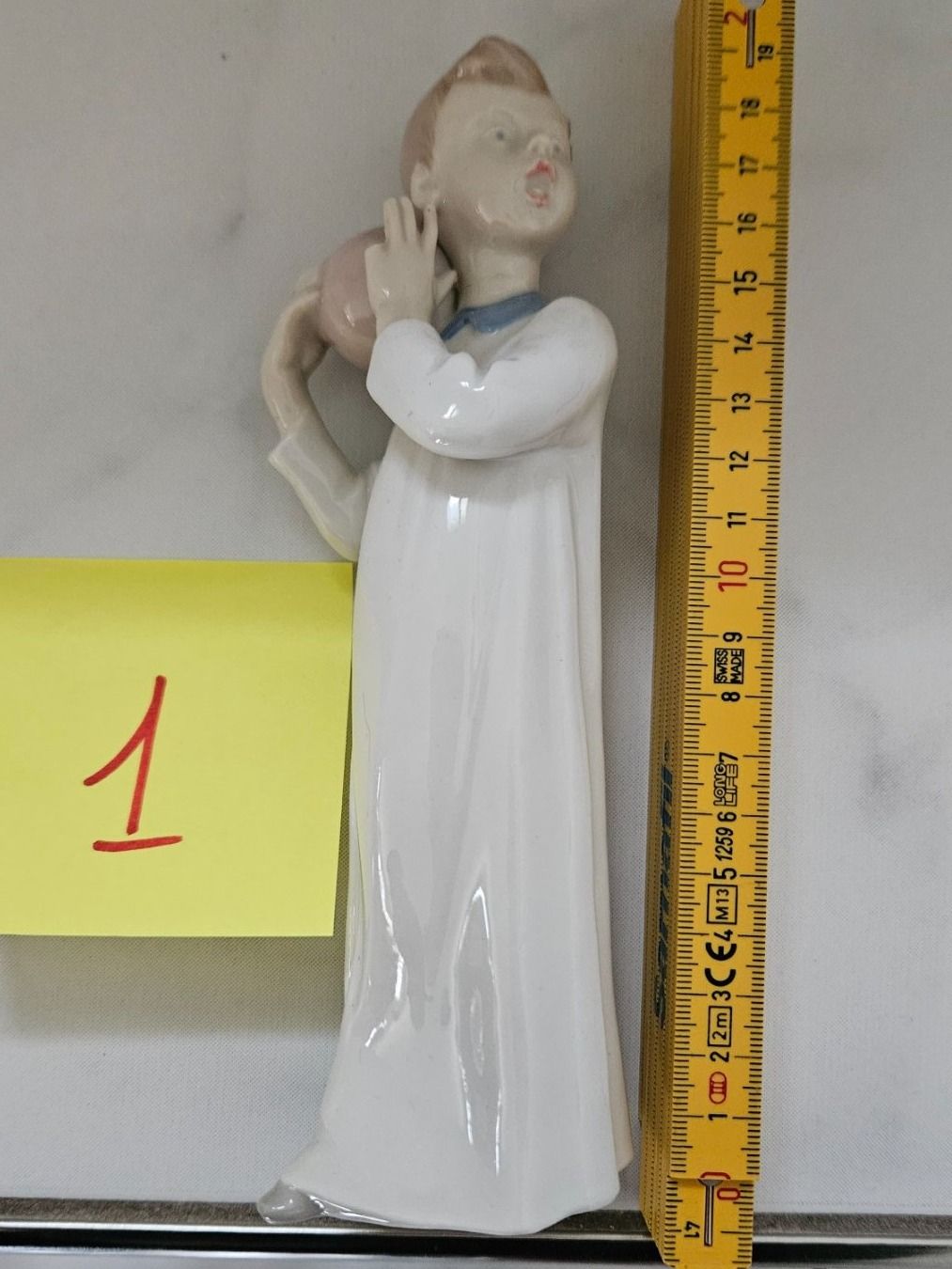 Figuren: Porzellanfigur Junge mit Ball – Gebraucht aus Meggen von G7957c24