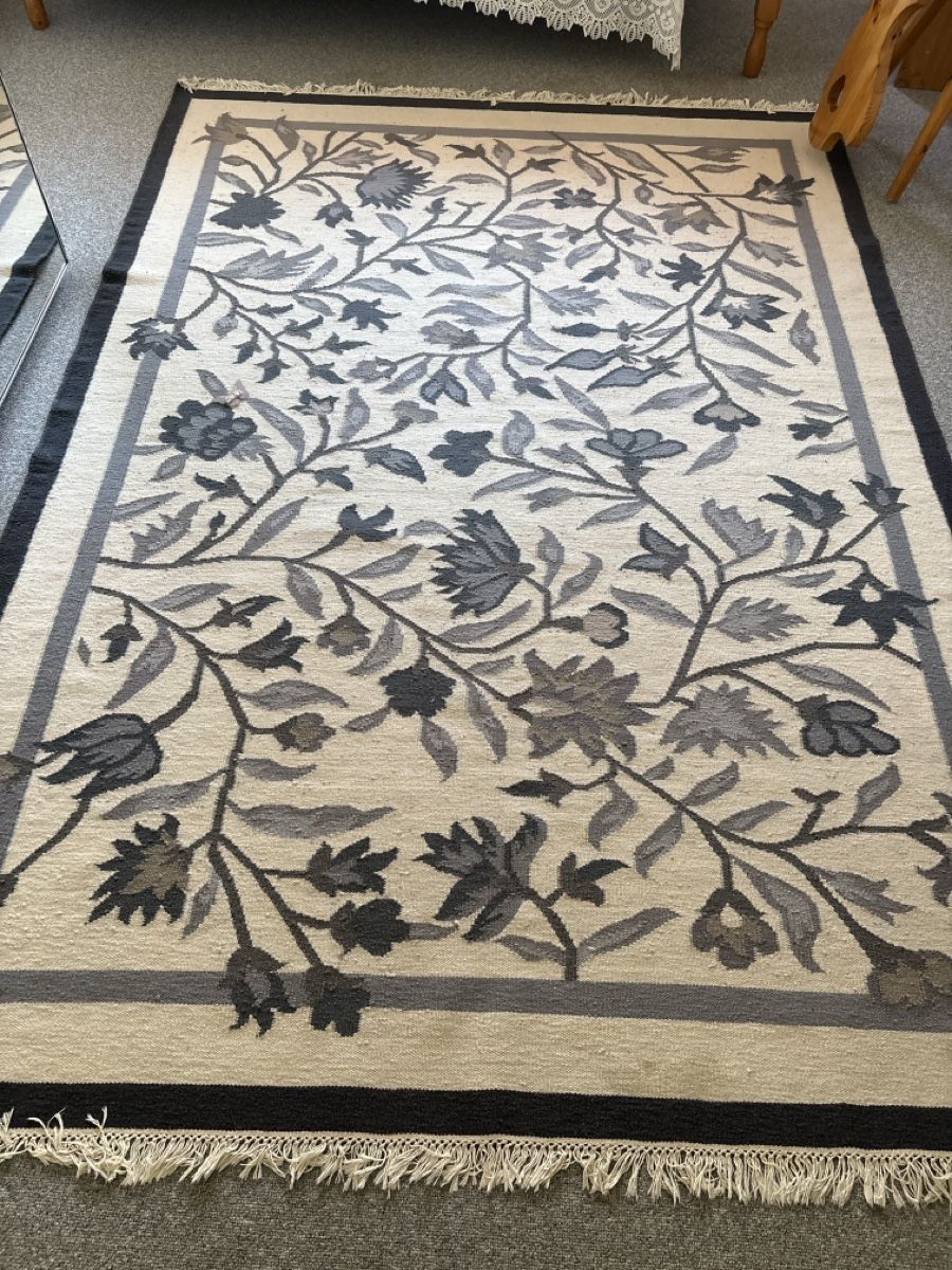 Tappeti: Teppich Blumenmuster beige grau mit Fransen – Usato da Zürich venduto da Fuxion