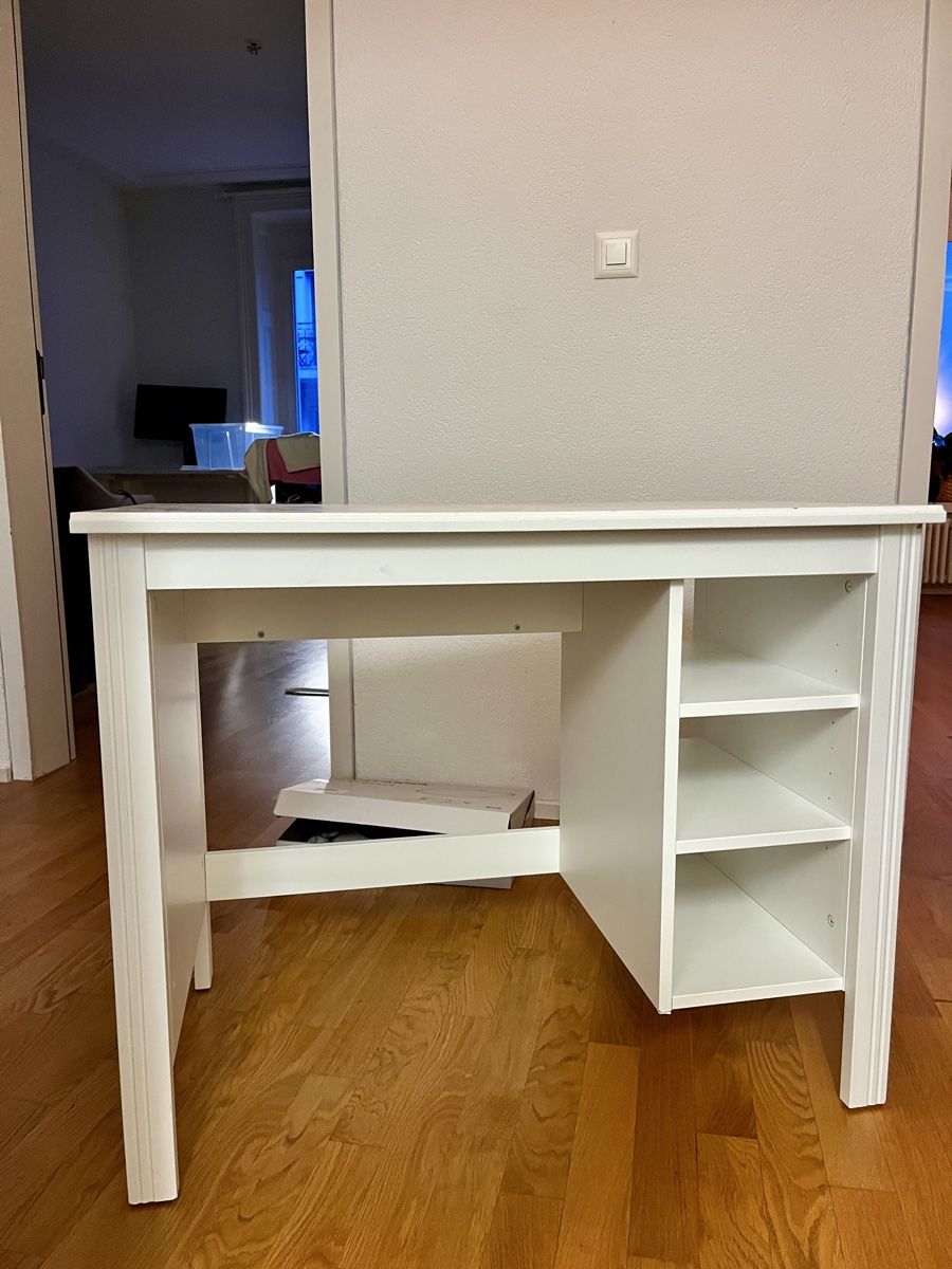 Schreibtische: Small white IKEA desk – Gebraucht aus Zürich von ame_69zd
