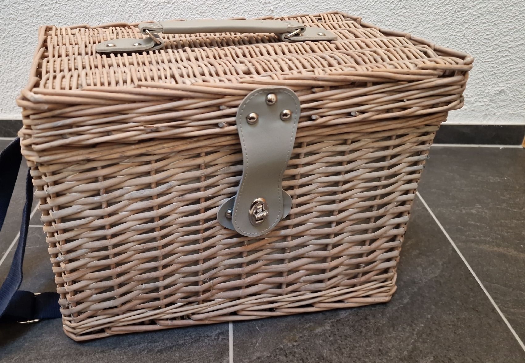 Altro per la casa: Schöner Picknickkorb, Weidenkorb, Neu – Nuovo (secondo la descrizione) da Reinach AG venduto da Bodomia