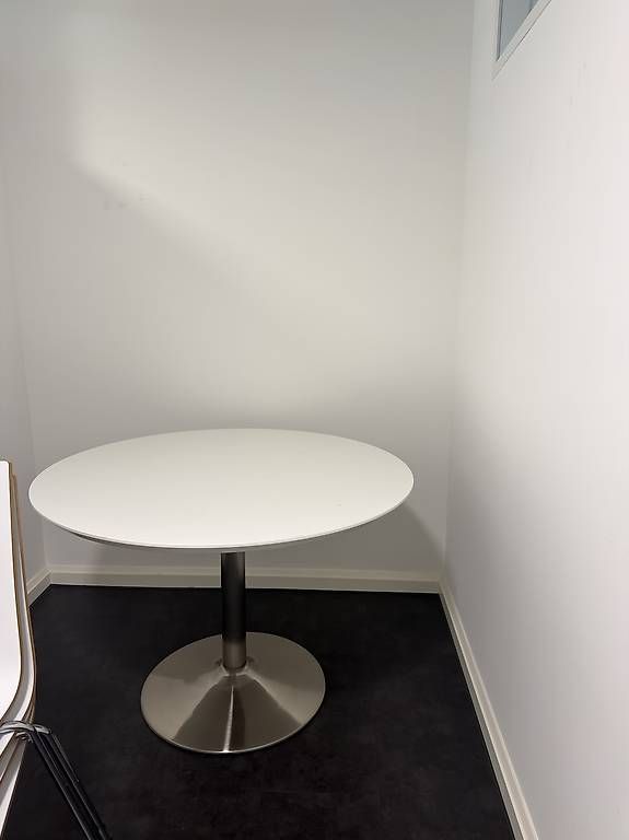 Set de table et chaises: TISCH INKL. 4 STÜHLE – D'occasion à Muri AG par bau_6tms 2