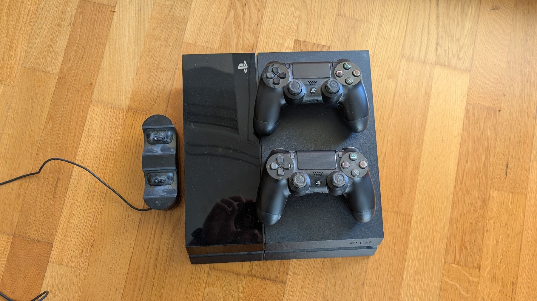 Sony Konsolen: Playstation 4 mit Controller – Gebraucht aus Burgdorf von Henrikspringbrunn