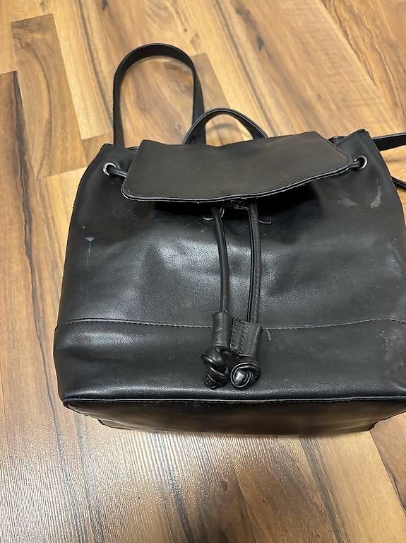 Rucksäcke: Rucksack klein Kunstleder schwarz – Gebraucht aus St. Gallen von mustang96