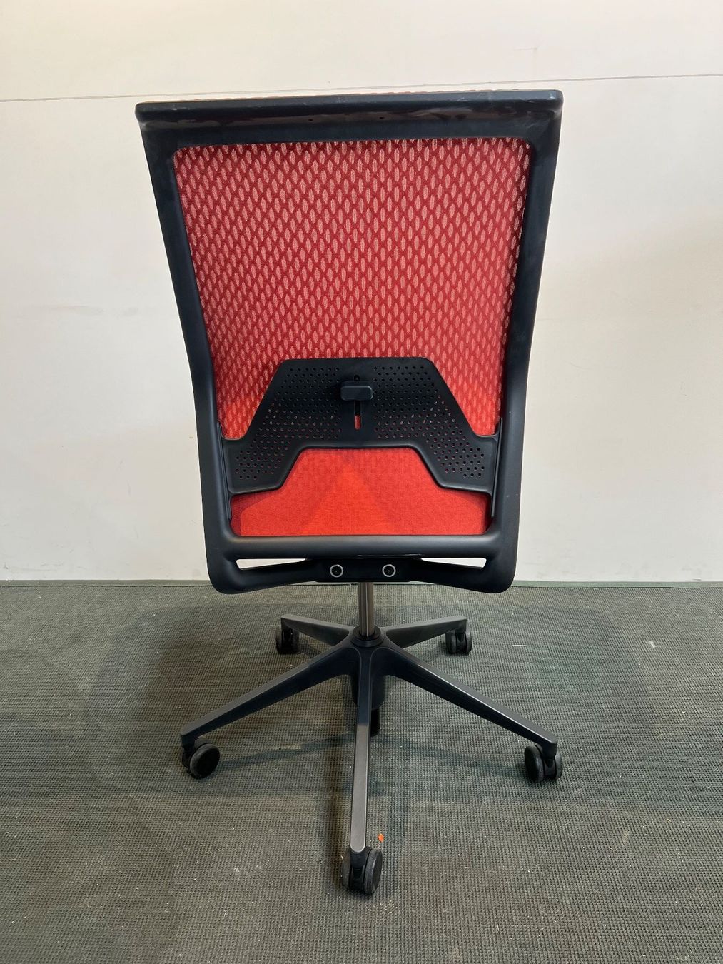 Vitra Sedie: VITRA ID Mesh Bürodrehstühle – Usato da Wangen an der Aare venduto da TBYN 1