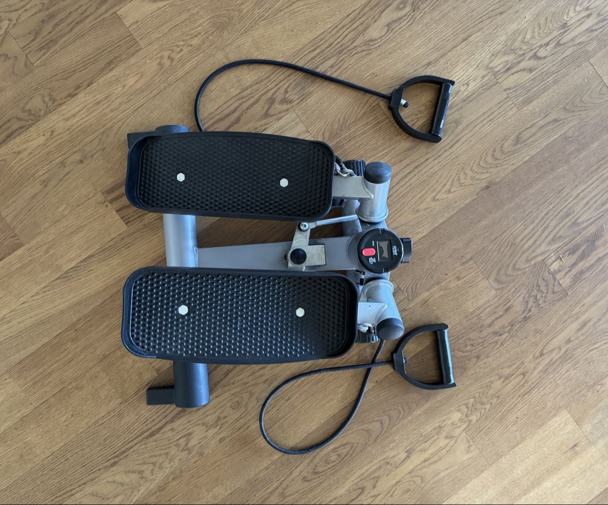 Hometrainer: Stepper mit Widerstandsbändern, gut erhalten – Gebraucht aus Warth von EiffelApril88 3