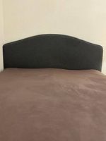 Lit gris 140×200 avec matelas et tête de lit