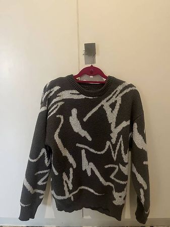 Grauer Pulli mit weissen Streifenmuster