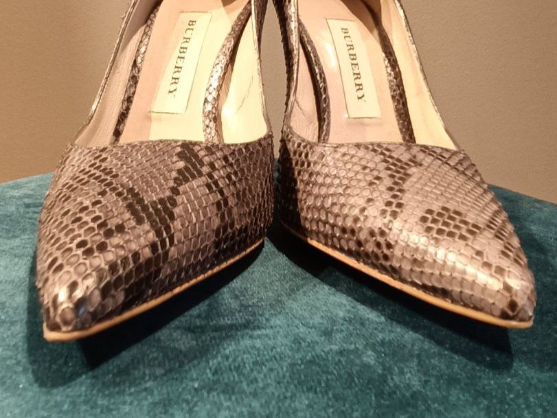 Burberry Scarpe da donna: Burberry Pumps, Schlangenleder-Optik, Gr. 37 – Usato da Zollikofen venduto da Proseco 5
