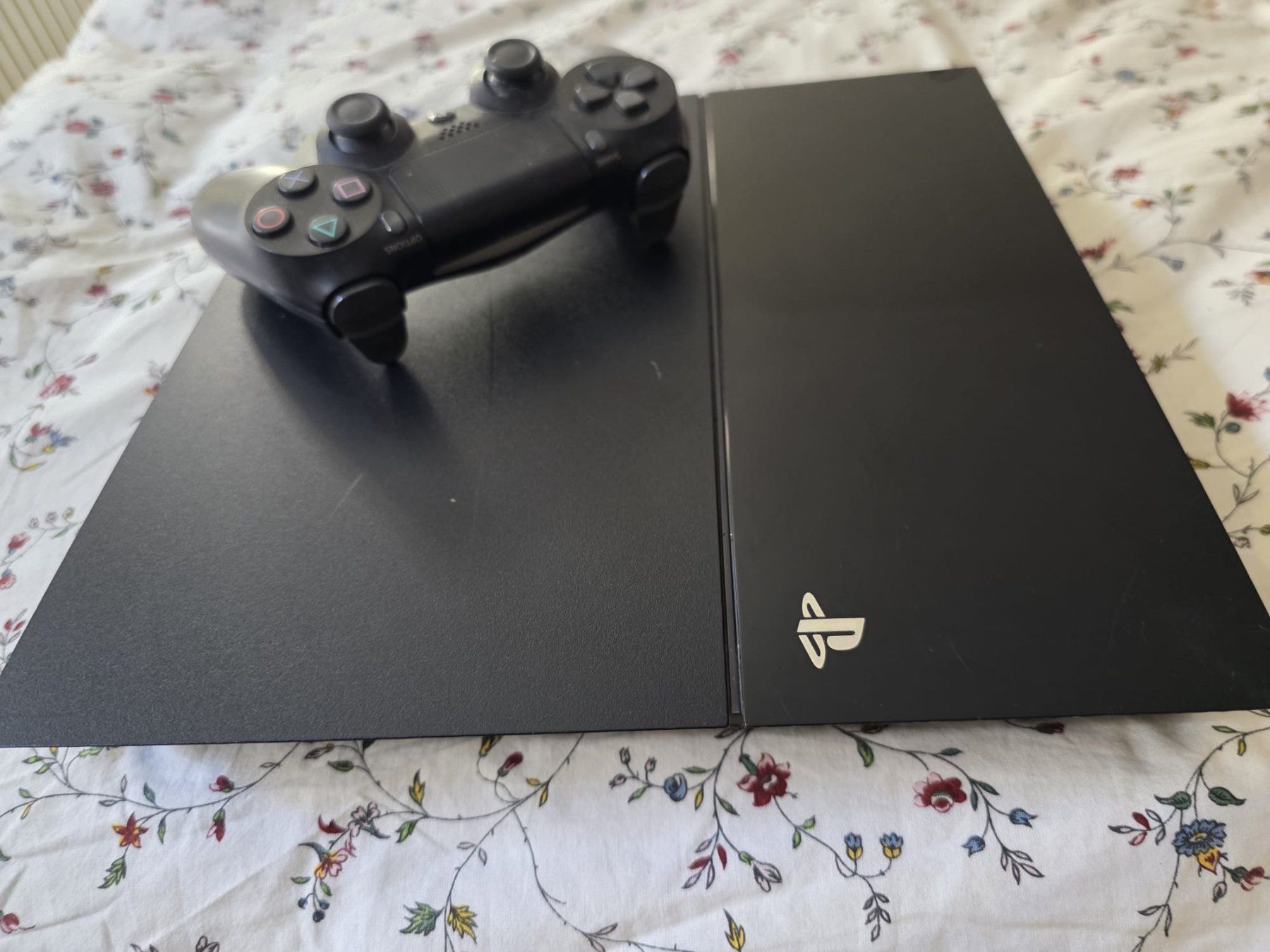 Sony Console: PlayStation 4 avec  manette – Usato da Neuchatel venduto da StevChamb110 3