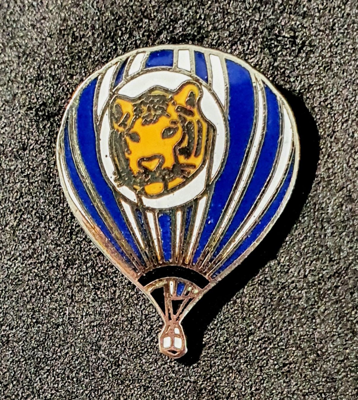 Placchette & Badge: CC805 - Pin Ballon mit Tiger – Usato da Reinach BL venduto da Boston-Verkauf
