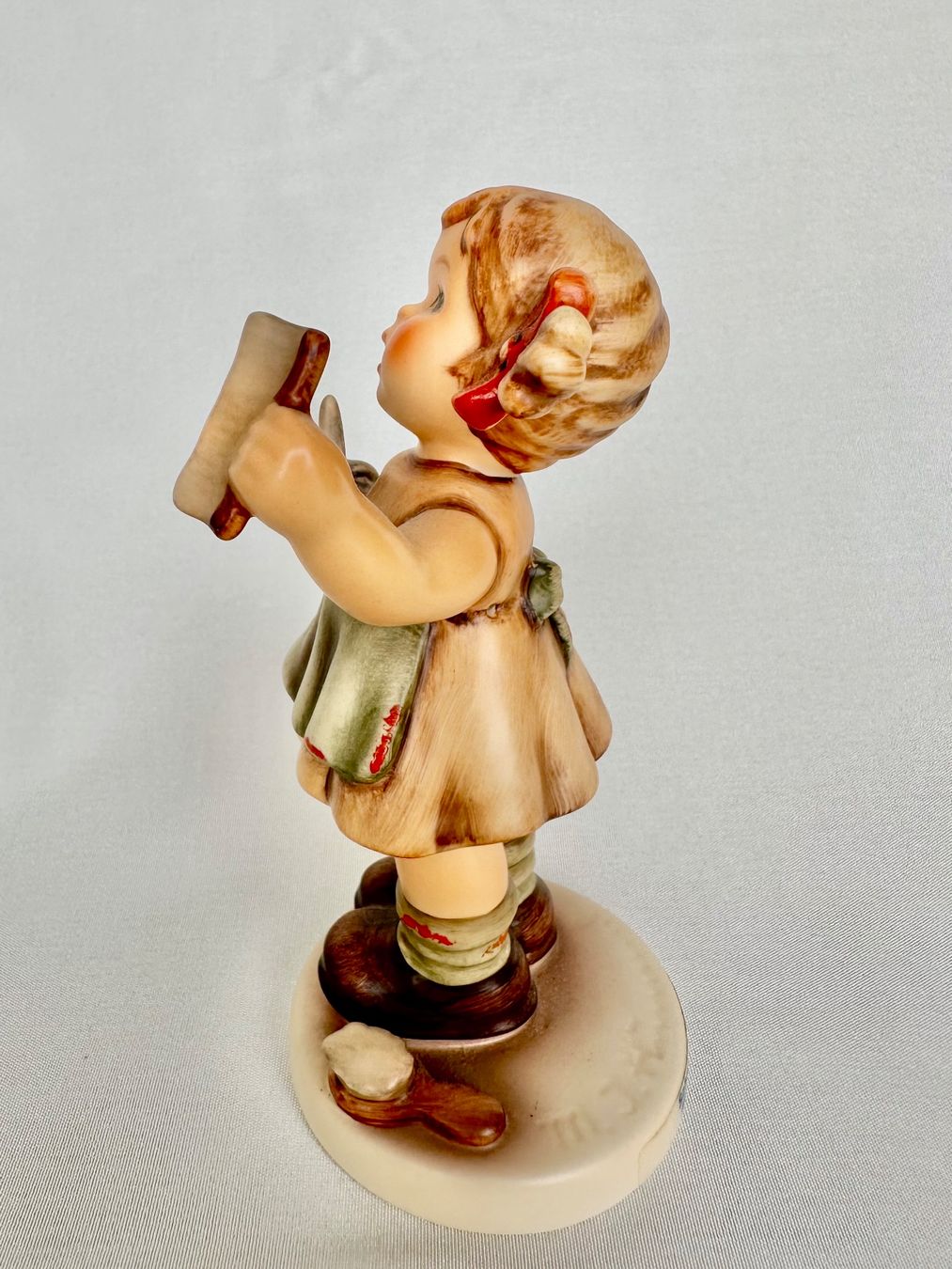 Hummel Statuette: Süsse Goebel Hummel Figur Mädchen "Schnipp Schnapp" – Usato da Steinen venduto da SputnikSweetheart 1