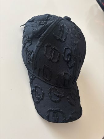Schicke, schwarze Cap mit Muster - neuwertig! Top Herbst