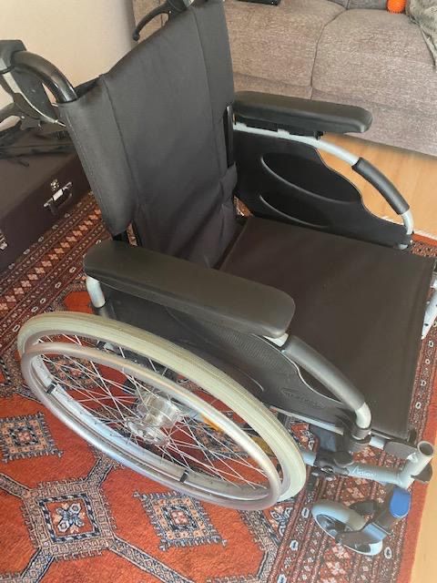 Sedie a rotelle: Fauteuil roulant manuel noir  – Usato da Bevaix venduto da FloNat02 1