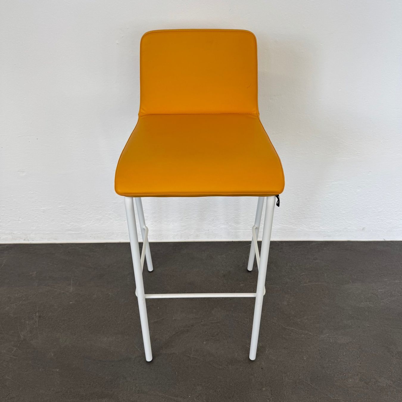 Sgabelli: Steelcase B Free Barhocker - Leder Gelb – Usato da Schönenwerd venduto da mcofficeshop