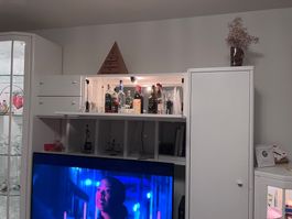 Wohnwand weiss mit Vitrinen und Bar guter Zustand