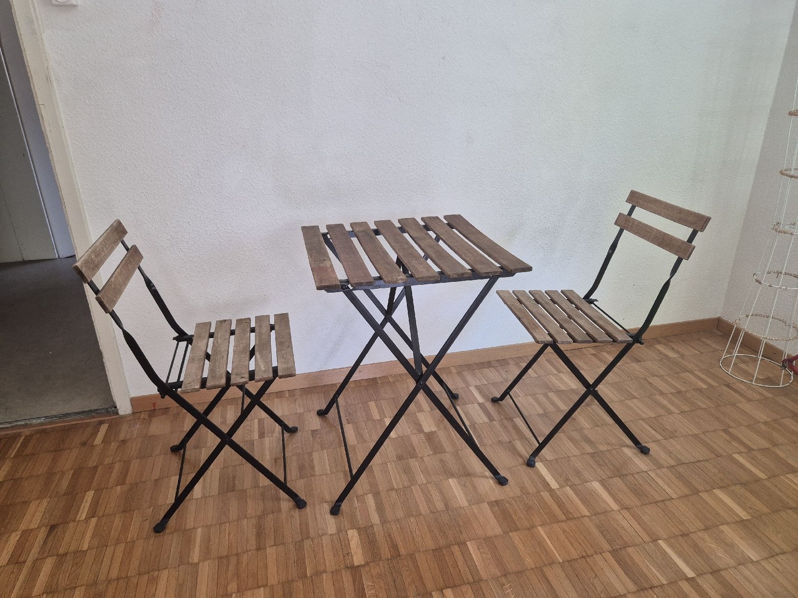 Ikea Tische: schöner Balkontisch mit 2 Stühlen, Set von Ikea – Gebraucht aus Zürich von flo_7trs