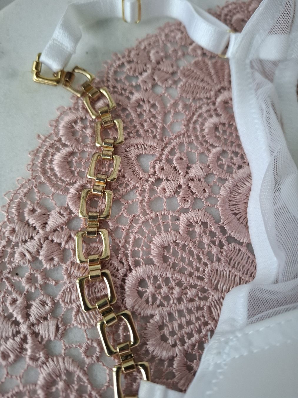 Altra biancheria intima: BH mit Goldkette, Grösse 70 B weiss – Nuovo (secondo la descrizione) da Zuchwil venduto da bvj_5t82 1