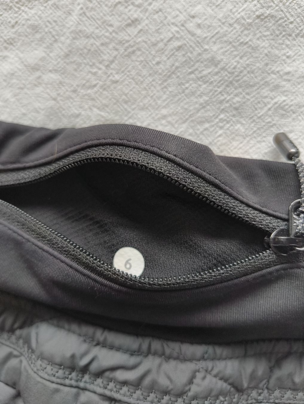 Lululemon Pantaloni: Lululemon Hot Cheeks II Quilted Down shorts 6 – Usato da Stein am Rhein venduto da DaOhana 4