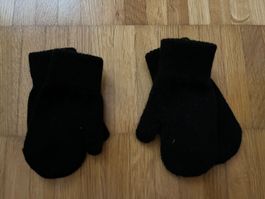 Schwarze H&M Fäustlinge, 6-9 Monate (Gr. 68-98)