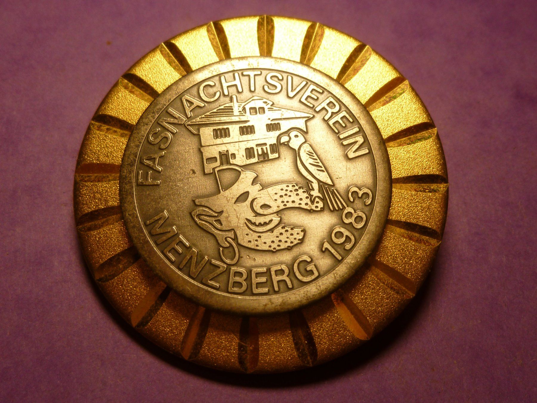 Placchette & Badge: MENZBERG 1983 GOLD – Usato da Ried (Muotathal) venduto da Mandarin02