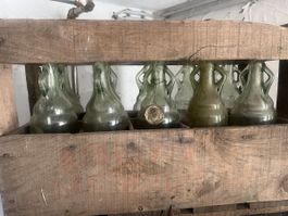 Weinkeller Fund: Antike Weinflaschen im Holzkasten 🍷🍇🗝️
