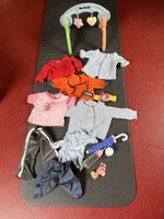 Diverse Puppenkleider und Zubehör