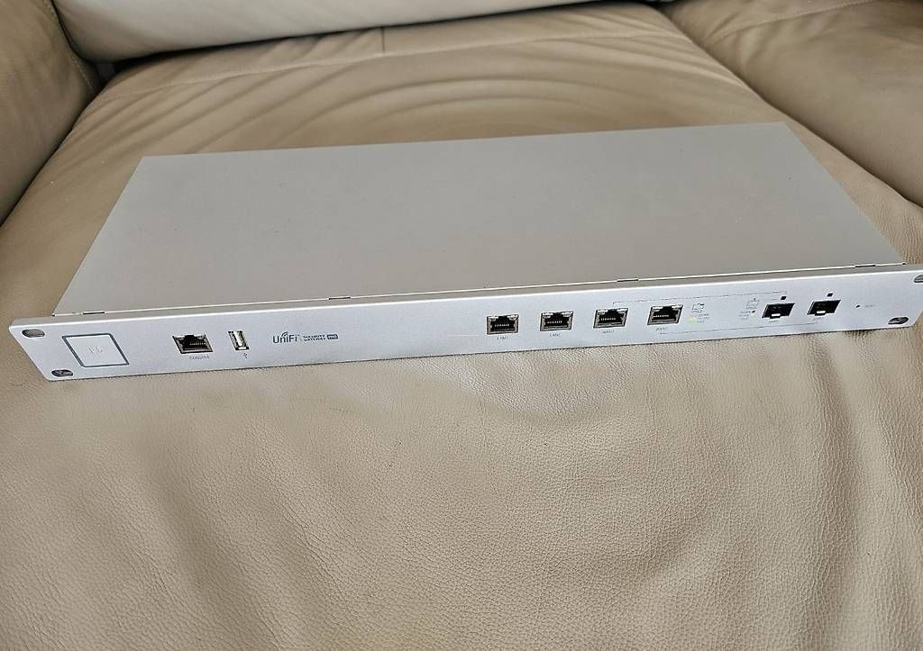 Ubiquiti Modems & Router: Ubiquiti UniFi Router /Firewall USG-PRO-4 – Gebraucht aus Allschwil von Ozdingo