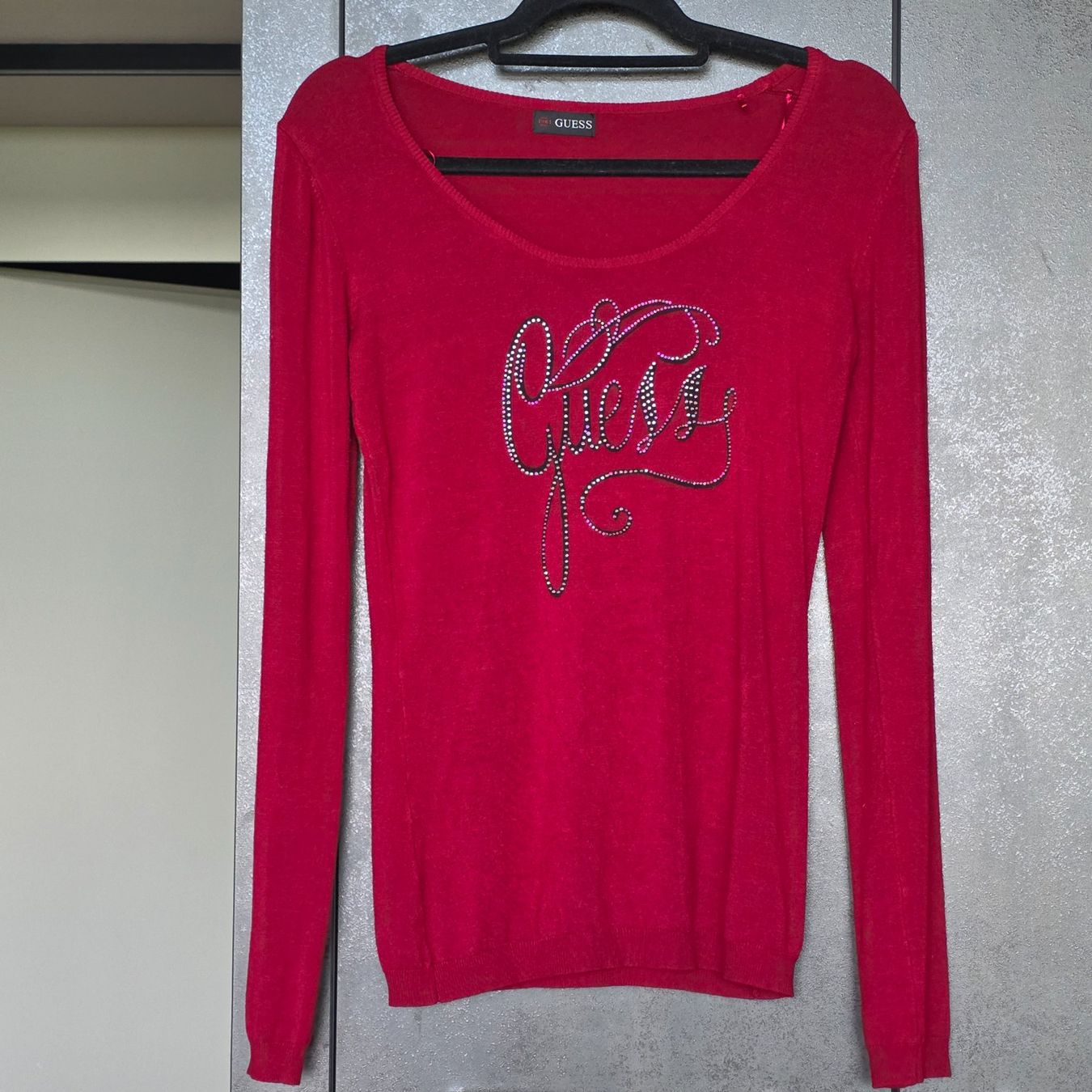 Guess Maglioni & Felpe: 🐸 GUESS LOGO PULLOVER M RAYON MIT STRASS ROT – Nuovo (secondo la descrizione) da Môtier (Vully) venduto da Frogs
