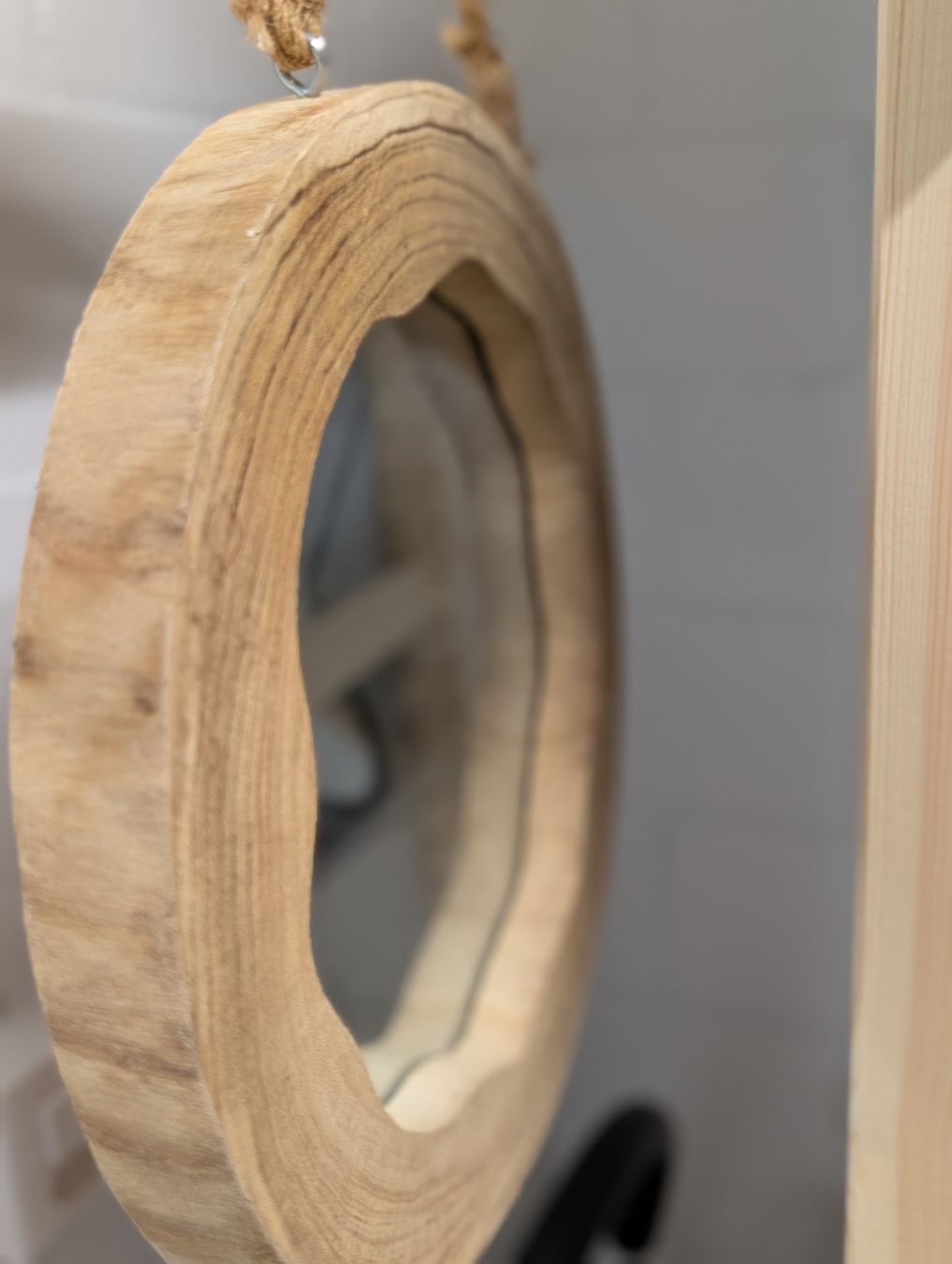 Specchi: Wooden framed mirror with rope hanger Rustik style  – Usato da Zürich venduto da lad_6j8s 3